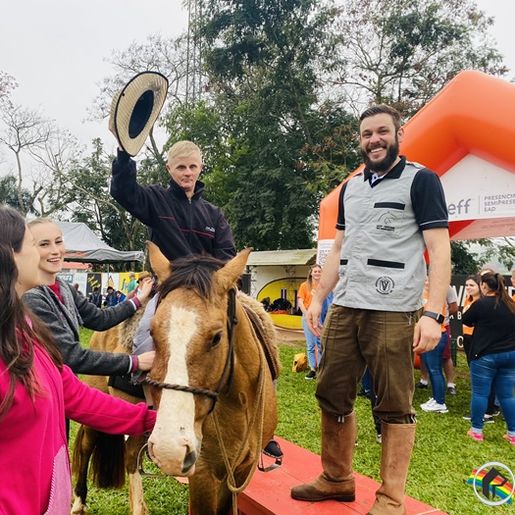 Apae de Itapiranga realiza atividades de Equoterapia com alunos