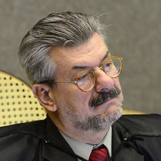 Jovem relata que ministro do STJ a apalpou e a pressionou contra seu corpo