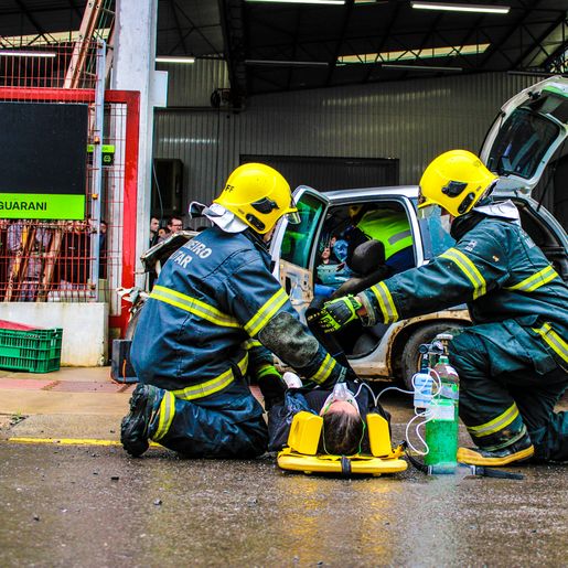 Simulado de evacuação e acidente de trânsito mobiliza Bombeiros e PM; vídeo