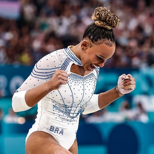 Rebeca é prata no salto e faz história ao igualar maiores medalhistas do Brasil