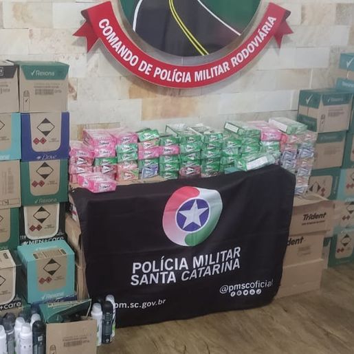 Carga de desodorantes e chicletes é apreendida na SC-283 em Palmitos
