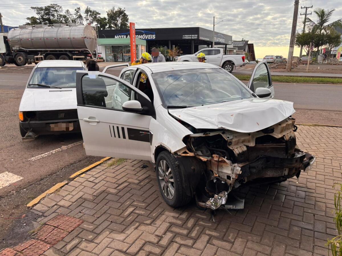 Colisão entre dois carros é registrado na Avenida Willy Barth em São Miguel do Oeste