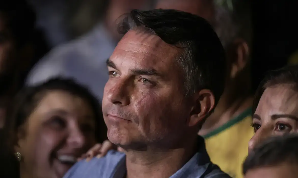 PF cancela passaportes de Flávio Bolsonaro após decisão de Moraes