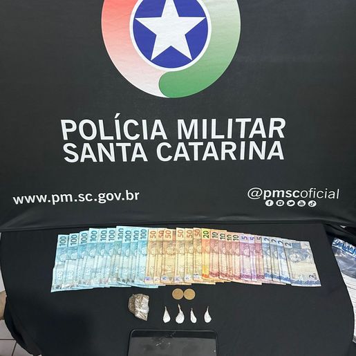 Homem é preso e adolescente apreendido por tráfico de drogas em São Miguel do Oeste