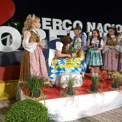 Desfile histórico abre a Oktoberfest em linha Presidente Becker
