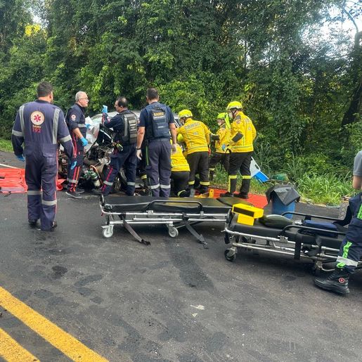 Colisão frontal deixa três pessoas mortas na BR 282, em Nova Itaberaba
