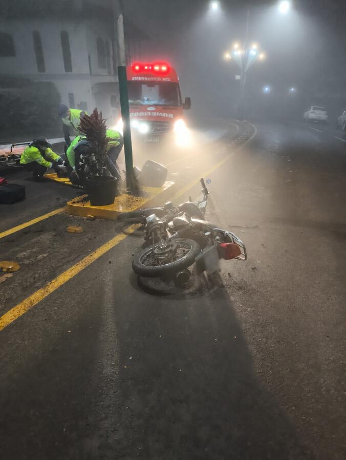 Motociclista fica ferido após colidir contra poste em Iporã do Oeste