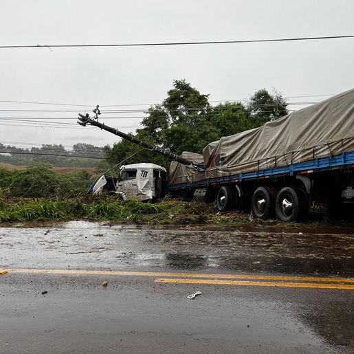 Carreta sai da pista e atinge poste na SC-163 em SMOeste