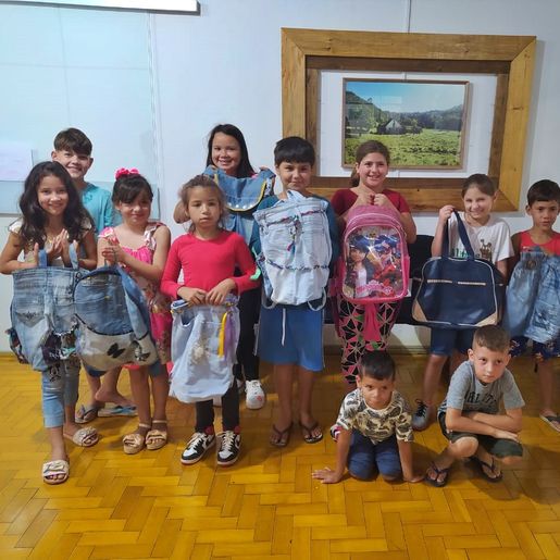Voluntárias de Mondaí fabricam mochilas para crianças carentes