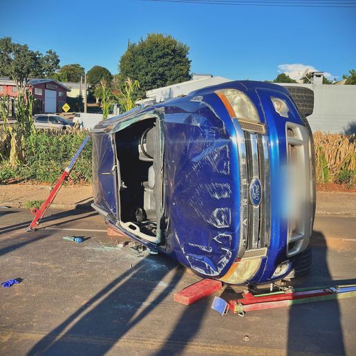 VÍDEO: Camionete tomba após colisão no Bairro São Sebastião, em SMOeste