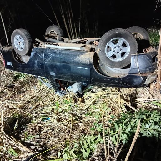 Capotamento em Bandeirante deixa dois homens feridos
