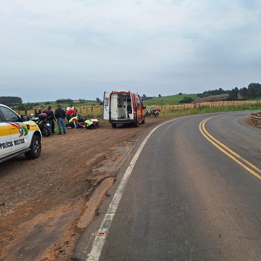 Queda de motociclista na SC-163 em Descanso deixa caroneira ferida