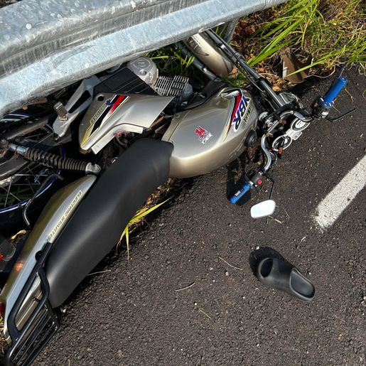 Dois jovens ficam feridos em acidente de moto no interior de São Miguel do Oeste
