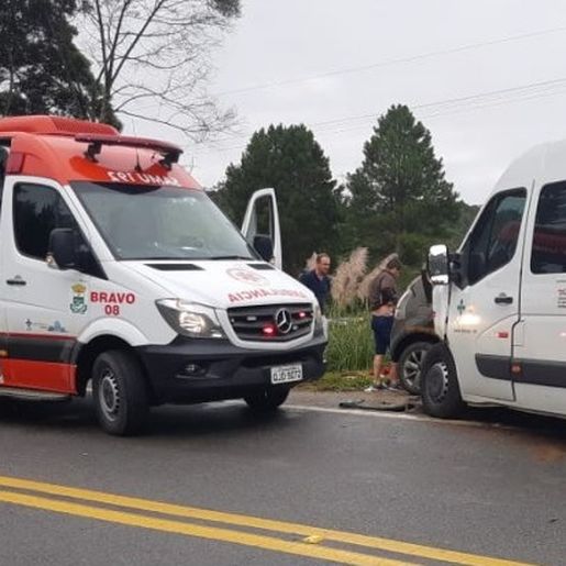 Acidente envolvendo veículo da saúde deixa cinco feridos na BR-282