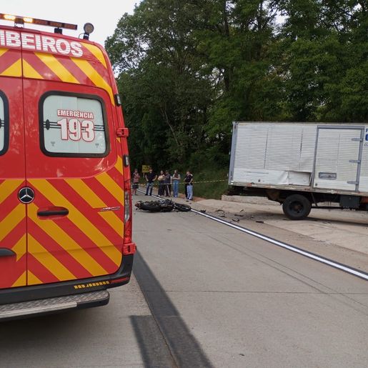 Motociclista morre em colisão com caminhão na SC-160, em Modelo