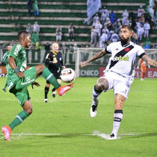 Em noite de muita chuva e falta de energia, Chape e Vasco empatam na Arena Condá