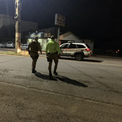 Colisão entre carro e moto deixa mulher ferida na Willy Barth