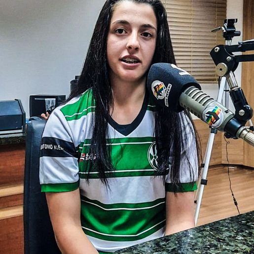 Mulher quebra tabu e disputa municipal de campo em Guaraciaba