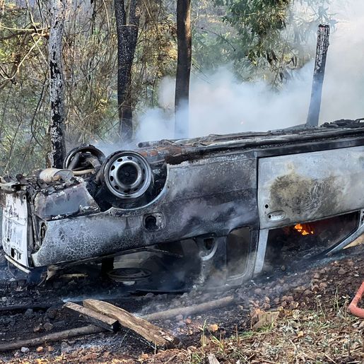 Caminhonete atropela casal e pega fogo ao capotar em SJCedro