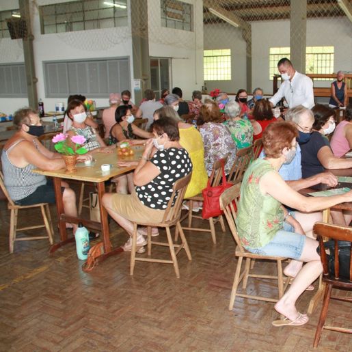 Dois mil idosos participam das atividades em grupos em Itapiranga