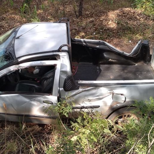 Carro sai da pista e colide em árvore na SC 496