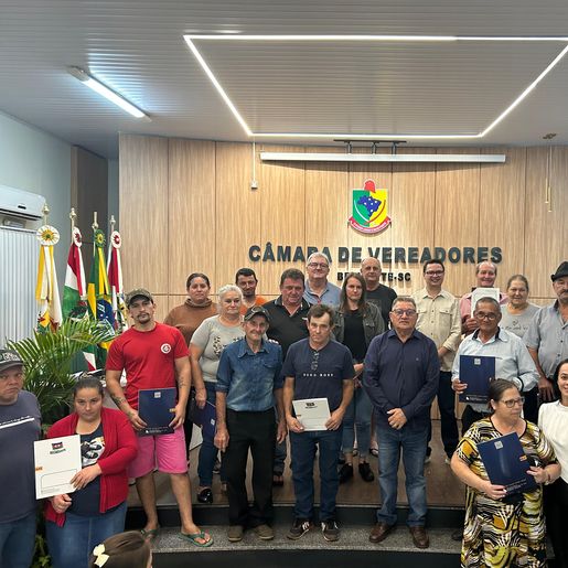 Belmonte realiza entrega de matrículas pelo Programa Lar Legal