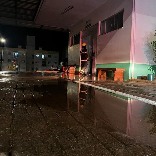 VÍDEO: Reservatório de água se rompe e alaga UPA 24h em SMOeste