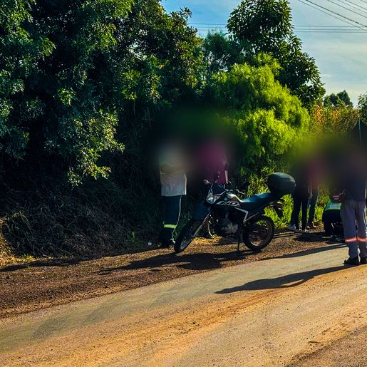 Mulher sofre fratura em acidente envolvendo carreta e moto em SMO