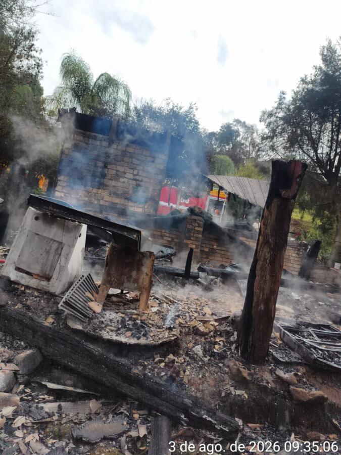 Casa é destruída por incêndio no interior de São Bernardino