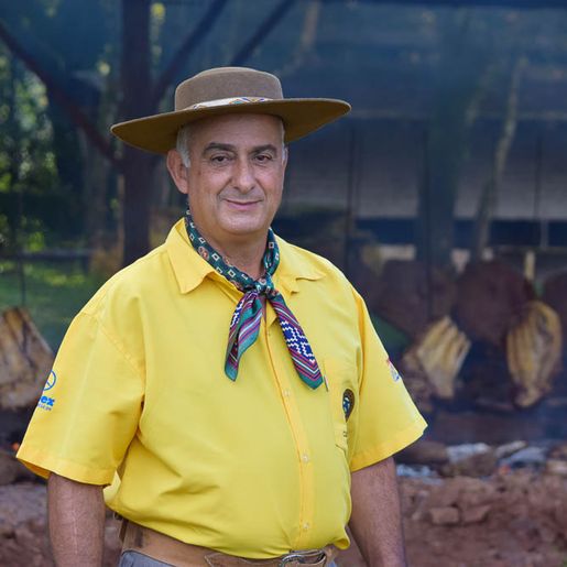 Tradição de São Miguel do Oeste, costelões são assados no Dia do Trabalhador