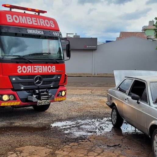 Princípio de incêndio atinge carro no centro de Guaraciaba
