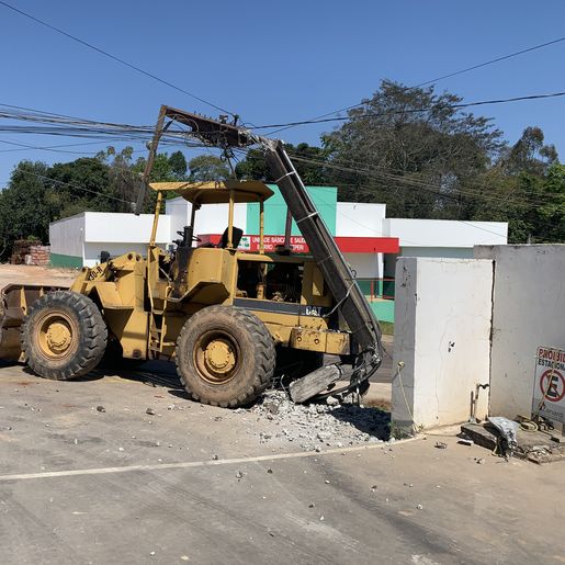 "Carregadeira" derruba poste e deixa 100 clientes sem energia elétrica em São Miguel do Oeste