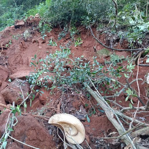 Trabalhador fica ferido em desmoronamento de encosta em Riqueza