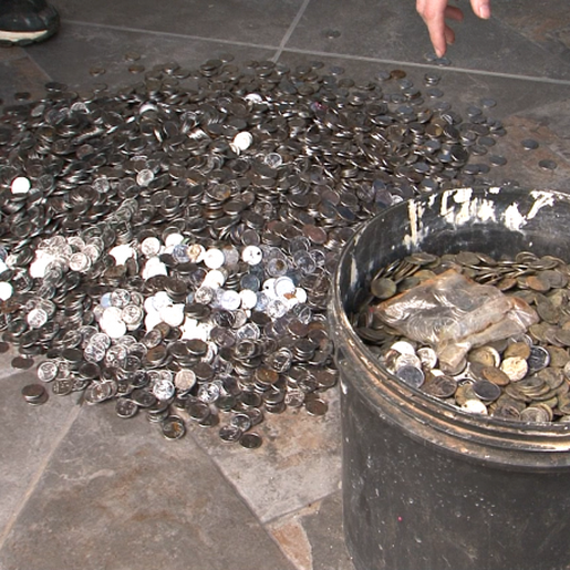 Morador de Chapecó encontra tesouro em moedas durante reforma de casa