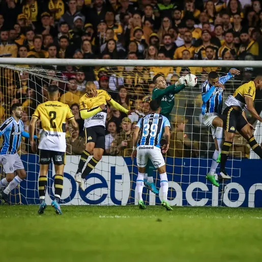Grêmio joga mal, não chuta a gol e liga o alerta após quatro jogos sem vitória na Série B