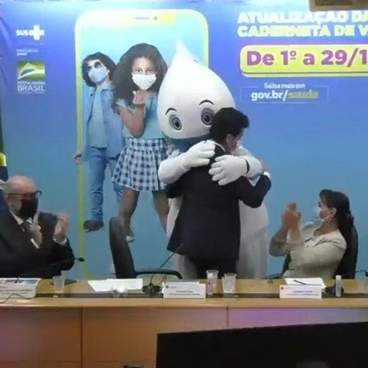 VÍDEO: Interino da Saúde chora em evento e é consolado por Zé Gotinha