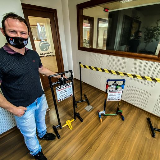 VÍDEO: Surdo desenvolve suporte para álcool em gel em SMO