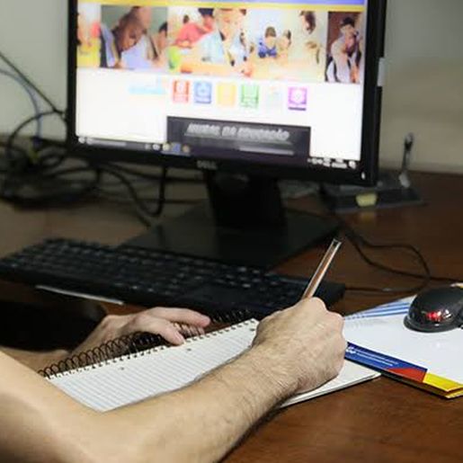 Famílias enfrentam desafio no auxílio de atividades escolares