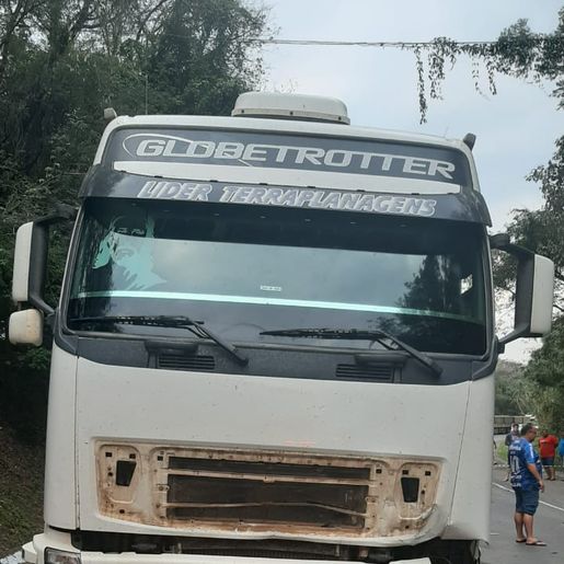 Mulher morre em colisão frontal contra caminhão em Maravilha