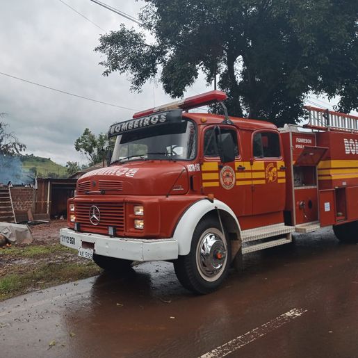 Residência é totalmente destruída por incêndio no interior de Riqueza