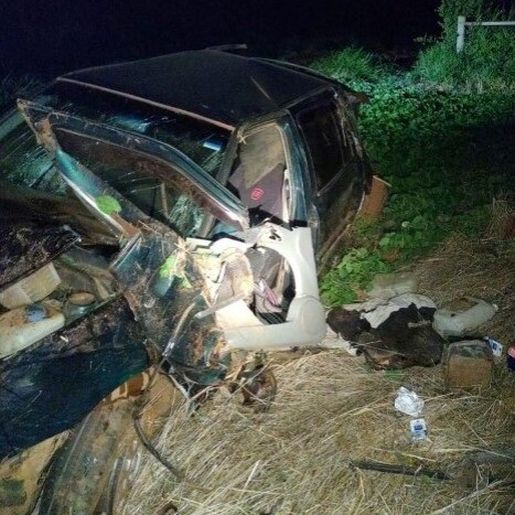 Carro sai da pista e colide contra poste no Oeste