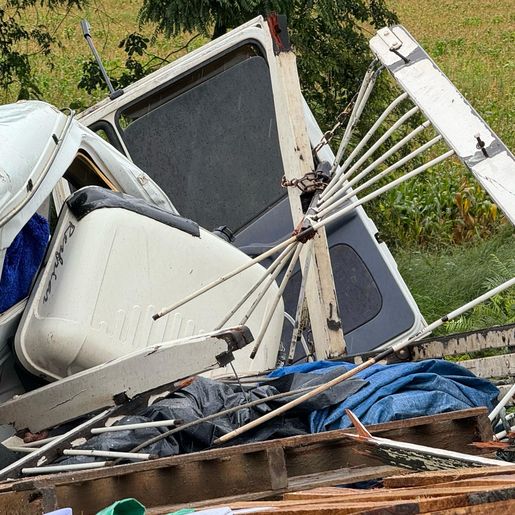 Motorista fica ferido em acidente entre dois caminhões na SC 163