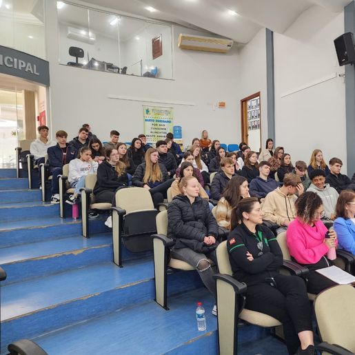 Alunos de Itapiranga participam de projeto Legislativo na Escola