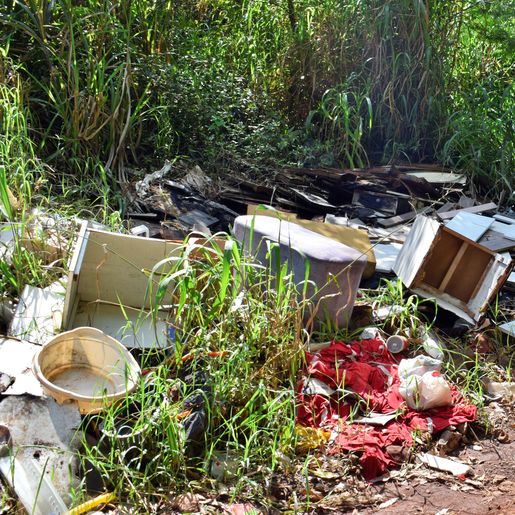 Morador denuncia descarte irregular de entulhos no bairro Progresso