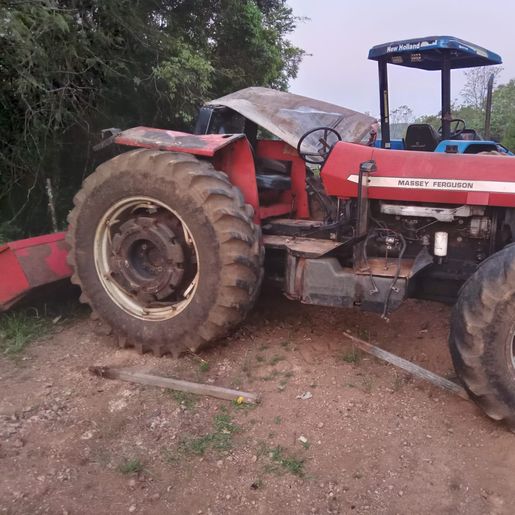 Homem fica gravemente ferido em tombamento de trator
