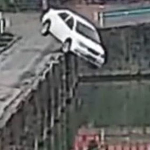 Motorista novato cai com carro em rio 10 minutos após receber carteira de habilitação