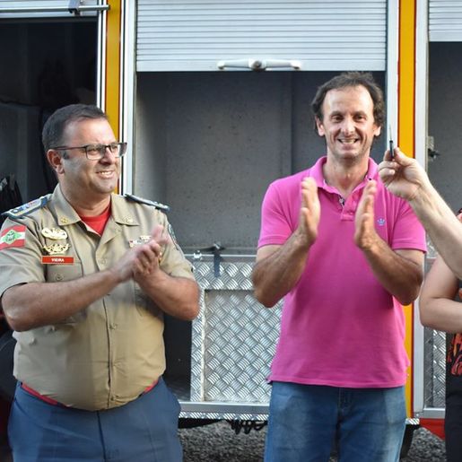 Bombeiros de Anchieta recebem caminhão tanque de combate a incêndio