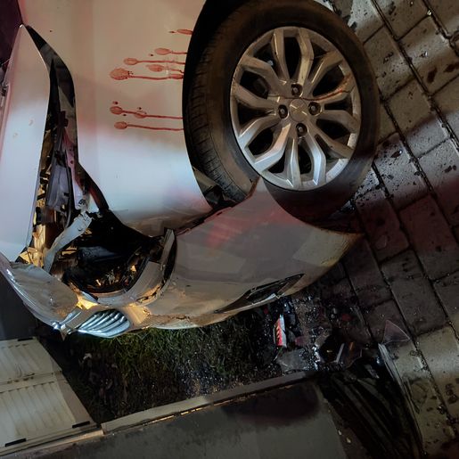 Condutor sofre mal súbito e colide em muro de vidro de residência em Campo Erê