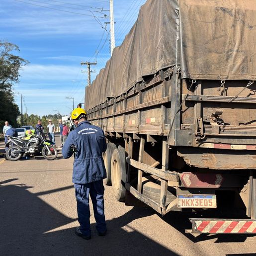 Motociclista fica gravemente ferido em colisão com caminhão em SMOeste