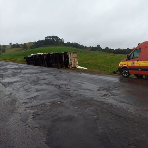 Carreta sai da pista e tomba às margens da BR-163